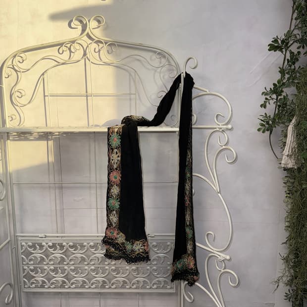 Black oriental flower embroidered scard