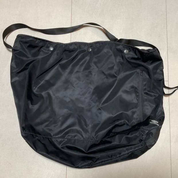 해칭룸x디키즈 메신저백 판매합니다.