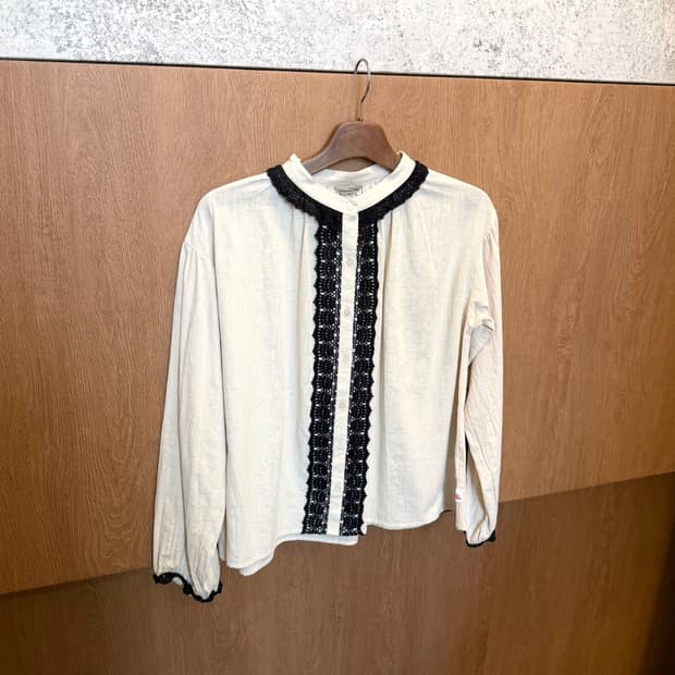 빈티지 롱슬리브 블라우스 블랙 레이스 트리밍 버튼업 디테일 아이보리