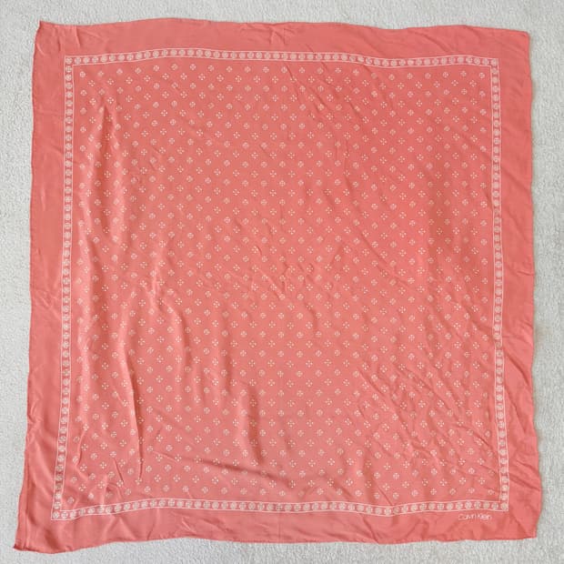 캘빈클라인 핑크 실크 스카프/반다나