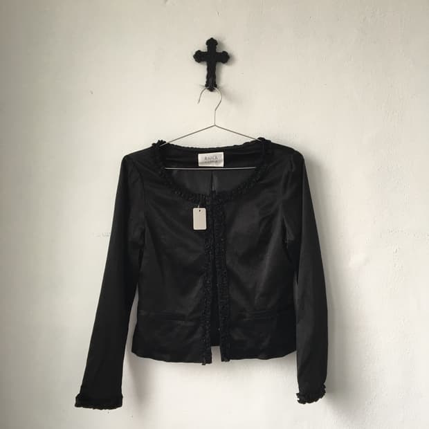 Frill point glossy jacket