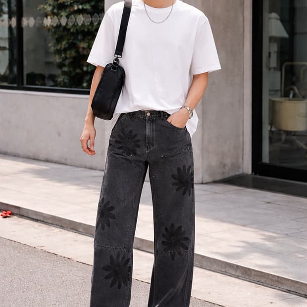 [L] 더 뮤지엄 비지터 플라워 아트워크 더블니 카펜터 데님 팬츠