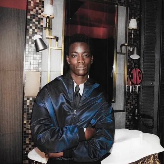 [54] 발렌시아가 17시즌 봄버 블랙 (로고X)