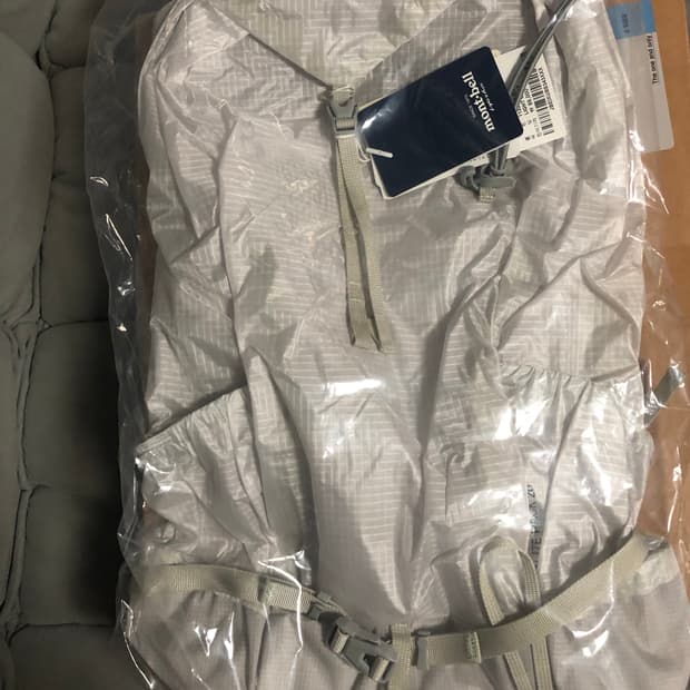 몽벨 버사라이트 20 백팩 라이트 그레이