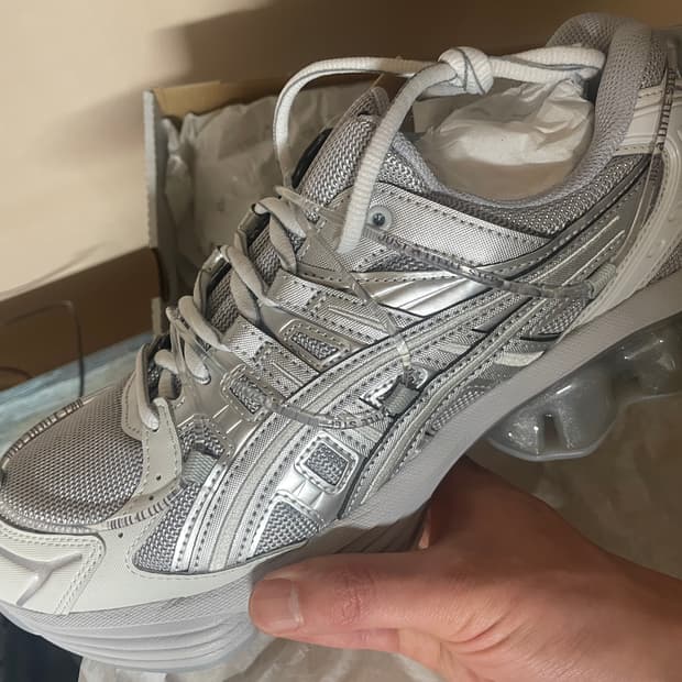 아식스 x 요아소비 젤 키네틱 Y 피드몬트 그레이 퓨어 실버