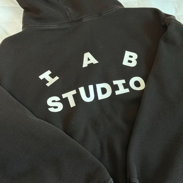 아이앱 스튜디오 후드티 브라운