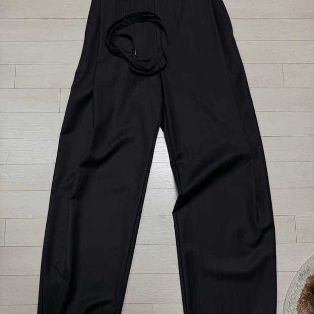 벨리에 25ss 벨티드 딥 폴리츠 슬랙스 - 핀 차콜 스트라이프 