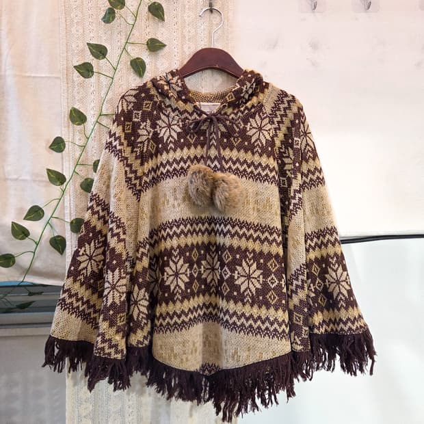 눈꽃 폼폼 케이프 니트