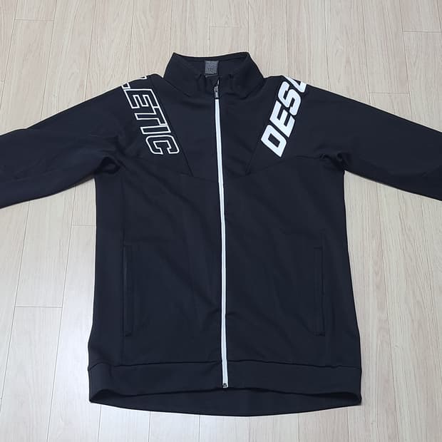 데상트  트랙탑 