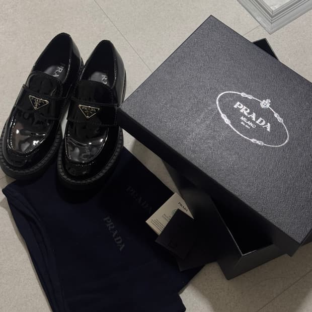 프라다 브러쉬드 로퍼 