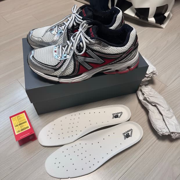 뉴발란스 860 v2 화이트/레드 컬러 280사이즈