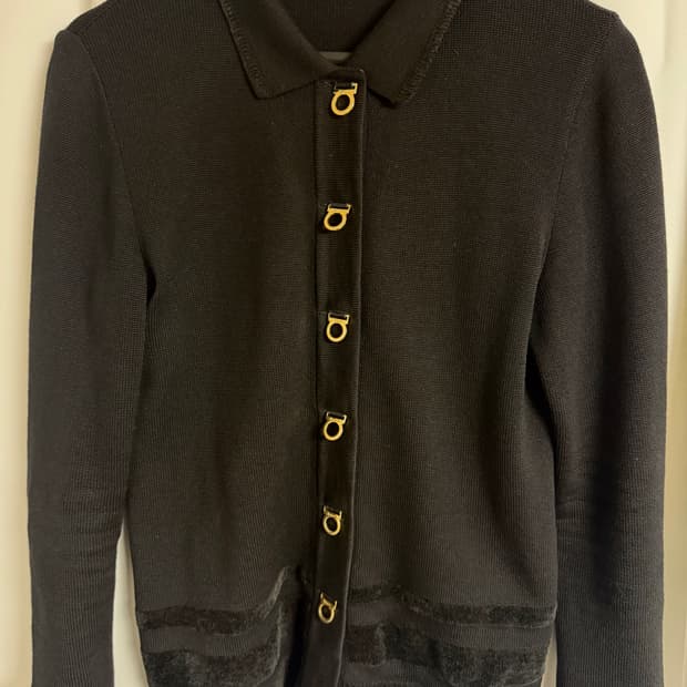 페라가모 금장 니트 가디건