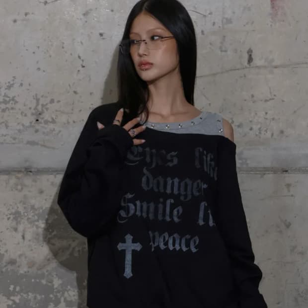 팬시클럽 로저리 노이어 원숄더 맨투맨