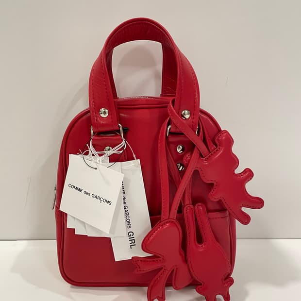 꼼데가르송걸 베어 참 토트백 레드 새상품