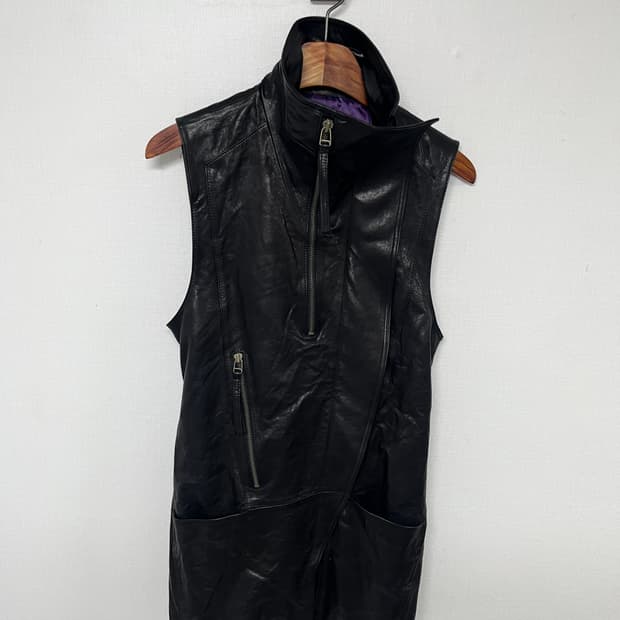 [m] 코데즈컴바인 양가죽 하이넥 셰도우 집 베스트