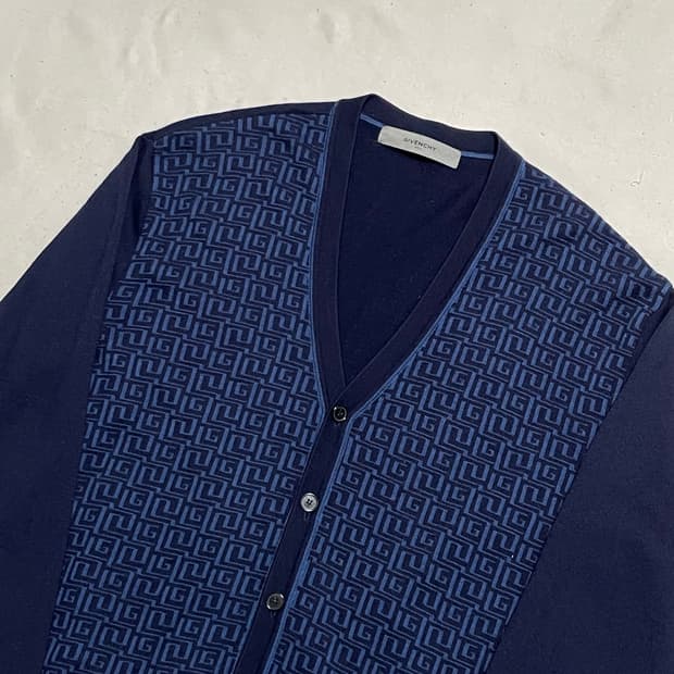 100 지방시 모노그램 브이넥 가디건