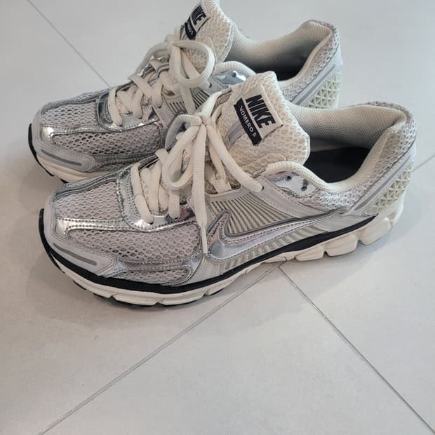 👟 [280] "발이 먼저 아는 편안함" 나이키 줌 보메로 5 실버
