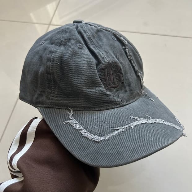 OLD ENGLISH LOGO CAP 올드 잉글리시 로고 캡