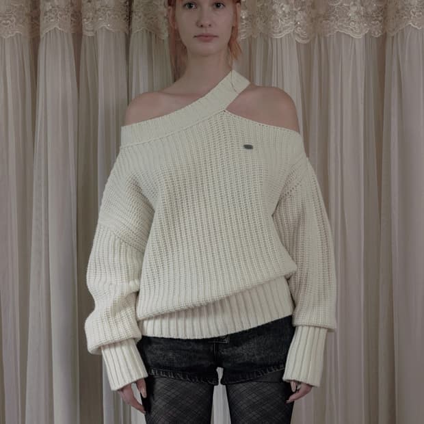 보헤미안서울 컷아웃 니트 오프숄더