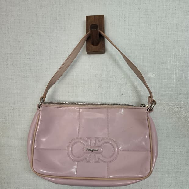 살바토레 페라가모 비비드 글로시 핑크 미니 클러치 백