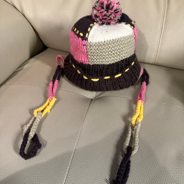 Color mix earflap detail benie