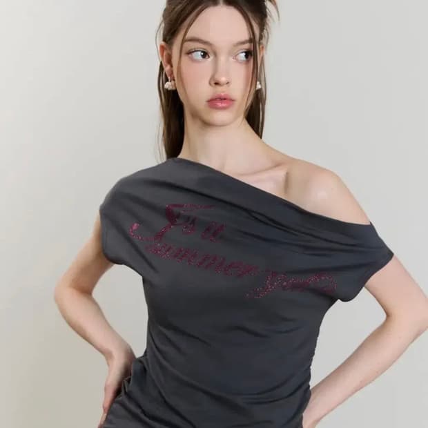 러브이즈트루 SM GLITTER OFFSHOULDER TEE 오프숄더