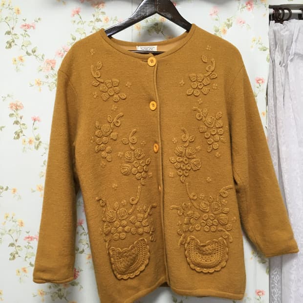 머스타드 입체 플라워 자수 가디건