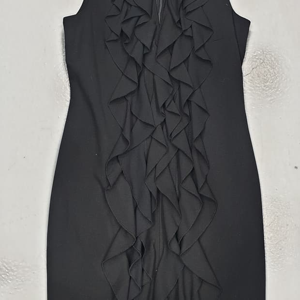 Calvin Klein블랙 러플 원피스입니다