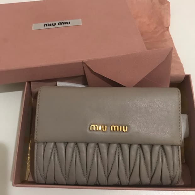 미우미우 마테라쎄 반지갑