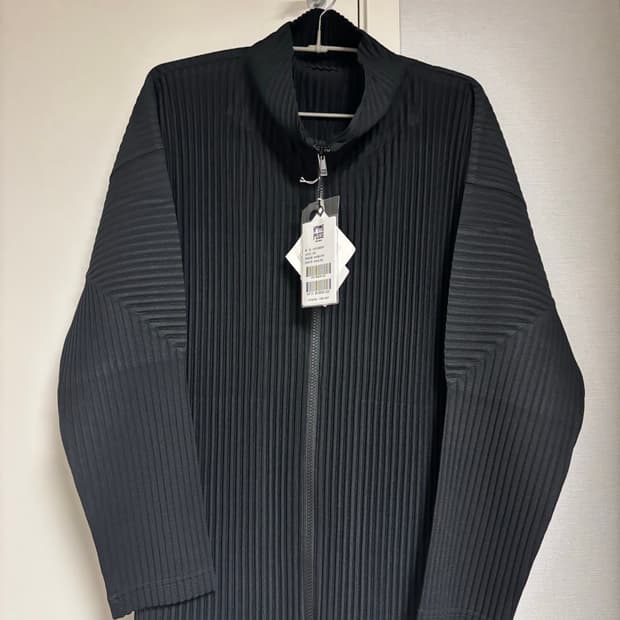 옴므플리세 오버 사이즈 하이넥 집업 블랙 - 이세이미야케 