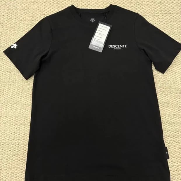 데상트 블랙 반팔티 새상품 