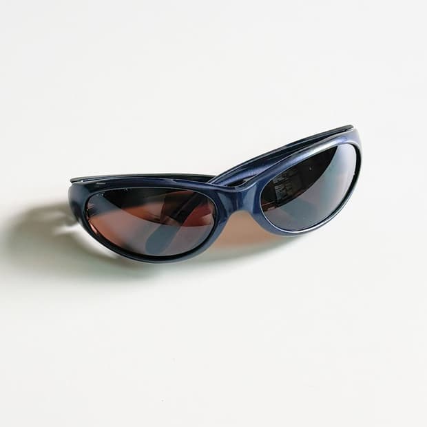 BLOC 랩어라운드 오벌 스포티 빈티지 틴트 선글라스