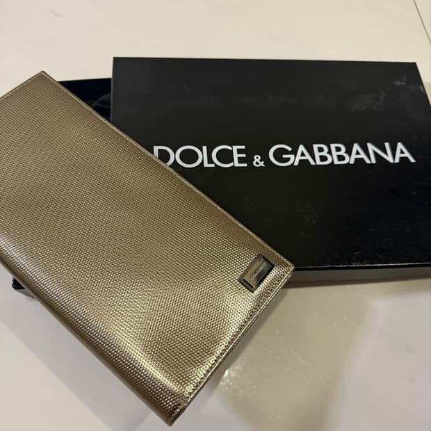 돌체앤가바나(Dolce & Gabbana) 메탈릭 사피아노 레더 패스포트