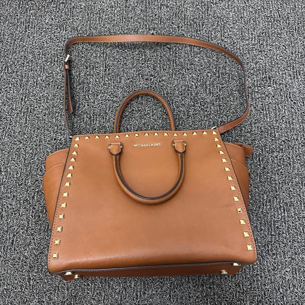 마이클코어스 라지 금장 사피아노 셀마 여성 숄더백 브라운