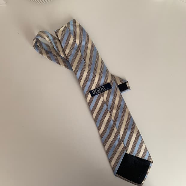 폴로 넥타이