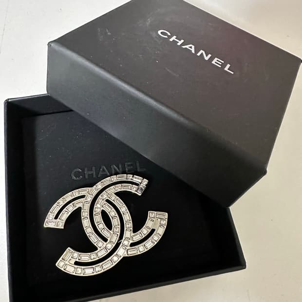 22년도 샤넬 크리스탈 cc로고 브로치