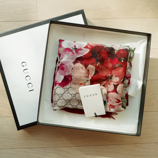 구찌 GG 블룸 실크 모달 숄 (140x140) 새상품