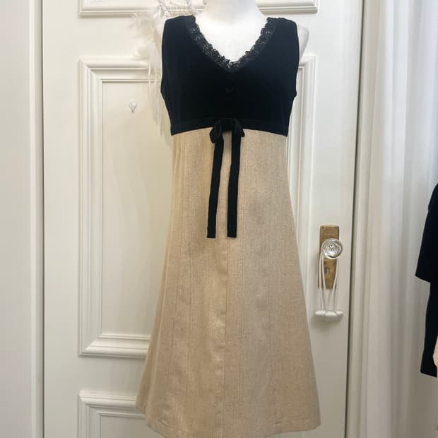 black velvet lace beige tweed bow point