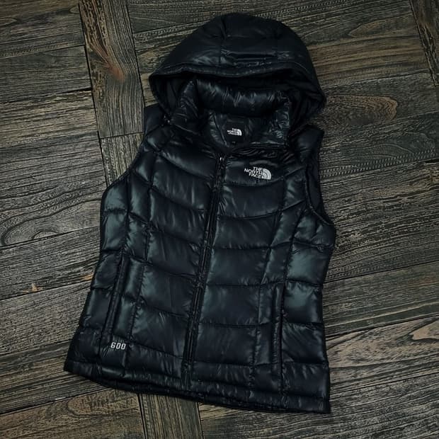 [노스페이스] 구스다운 유광 후드 패딩 베스트 조끼 M17566