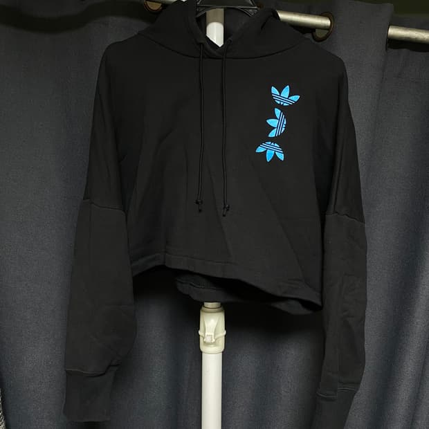 아디다스 로고 크롭 후드티 