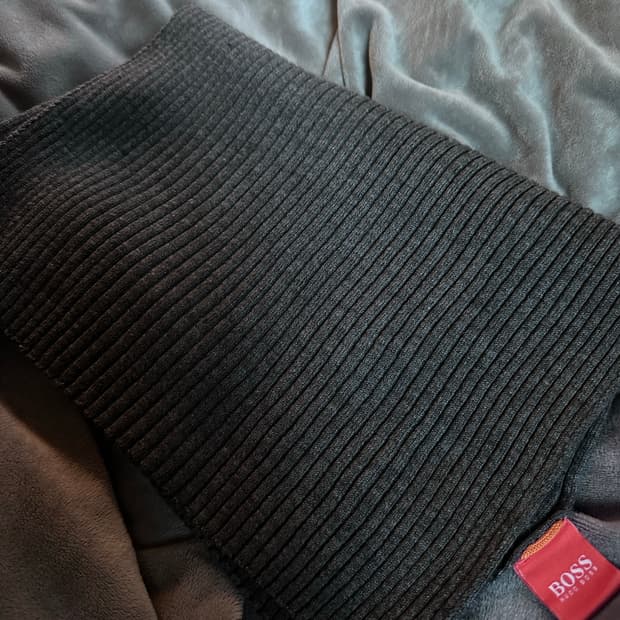 휴고보스 머플러 그레이 컬러 오렌지탭 