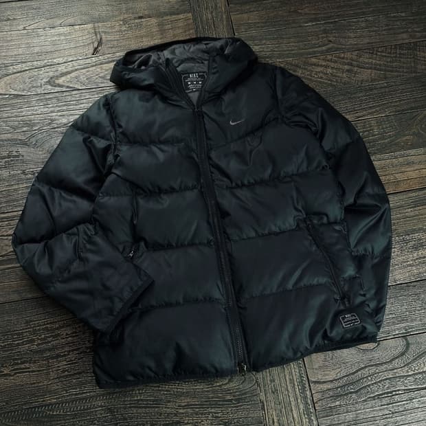 [나이키] 로고 자수 덕다운 후드 패딩 블랙 M18377