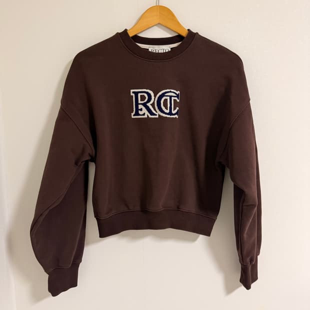 렉토 자수 크롭 맨투맨 브라운