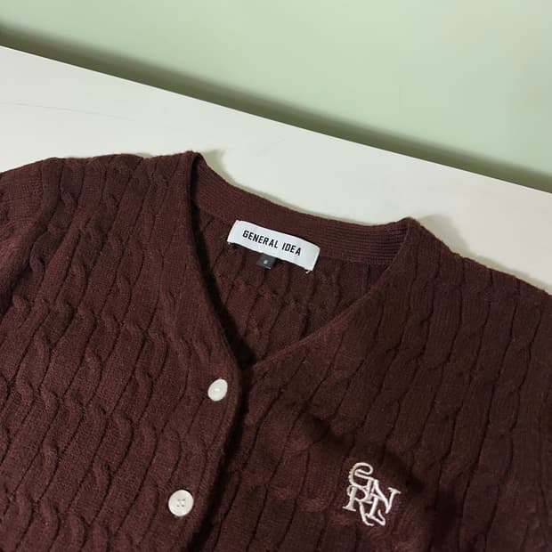 우먼S 제네럴아이디어 딥브라운 시그니처로고 크롭가디건