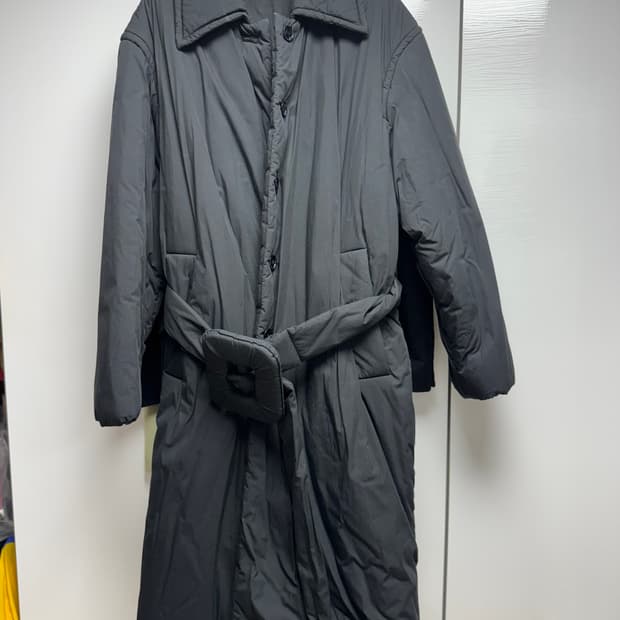 아크네 벨티드 패딩 