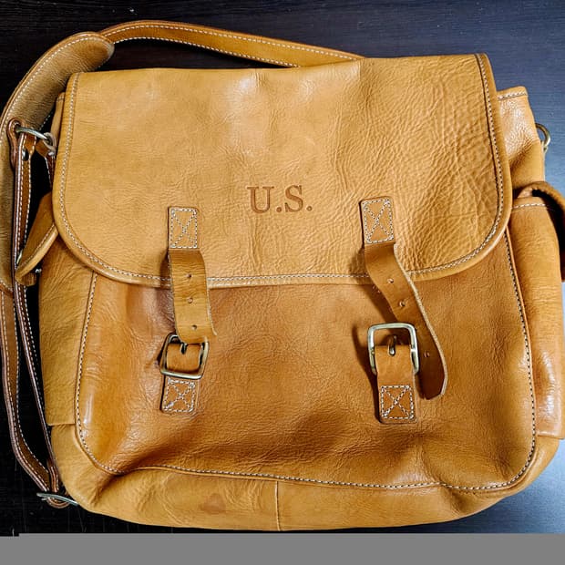 에이징씨씨씨 메신저백