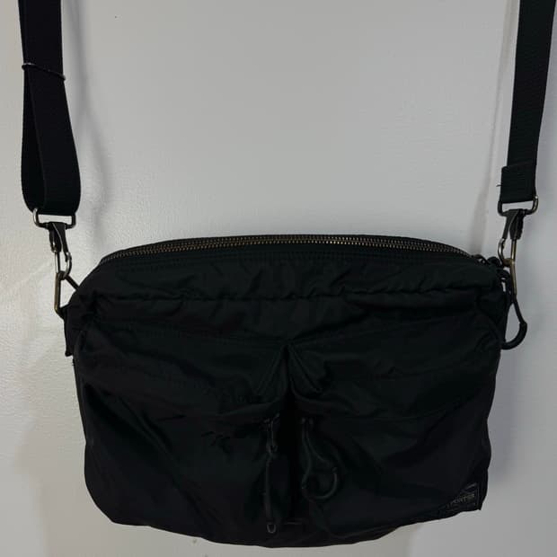 요시다포터 포스라인 크로스백 M 사이즈 