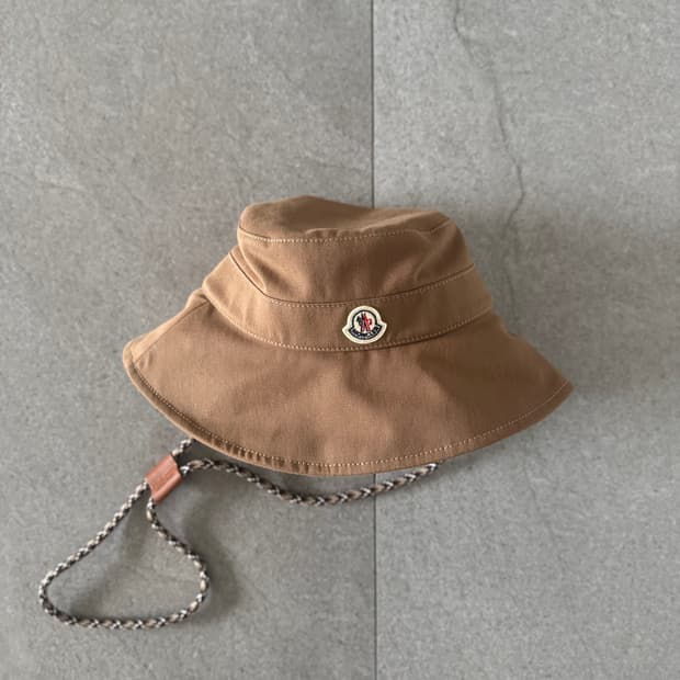 몽클레어 로고 코튼 개버딘 버킷 모자 