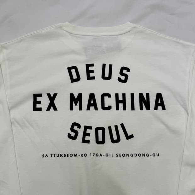 [새상품]Deus데우스 서울 컬리지 긴팔 롱슬리브 티셔츠 흰색 새상품 L