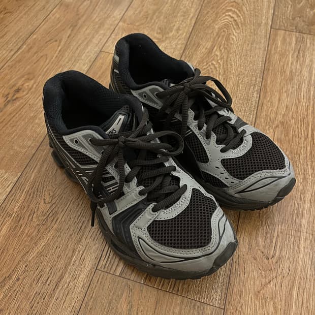 *판매중단예정* 245 아식스x아트모스x언더마이카 젤카야노 14 페퍼블랙